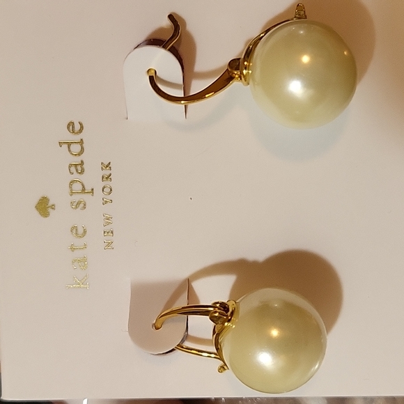 ***** SOLD OUT ****** Kate Spade Pearl Stud Earrings - Picture 3 of 5